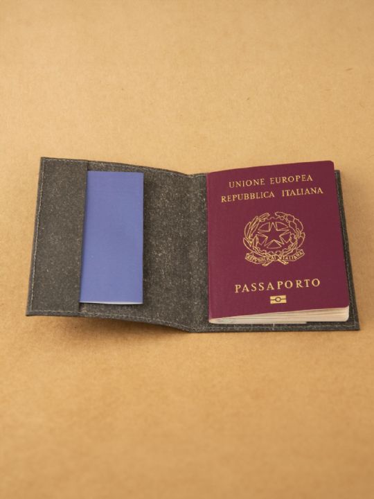 PORTA PASSAPORTO A LIBRO FLYGO